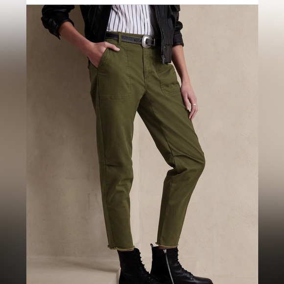 Banana Republic Girlfriend Chino. - Picture 3 of 13